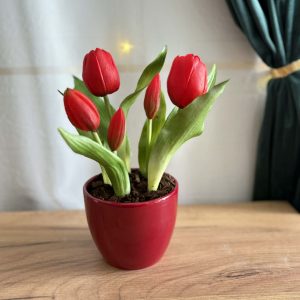 Élethű piros gumi tulipán - kerámia kaspóban